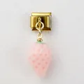 Detail eines vergoldeten Edelstahl-Charms im italienischen Stil mit rosa Erdbeere-Anhänger - Rosa Erdbeere Design (2)