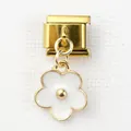 Makro-Detail des italienischen Charms mit Goldbasis und weißem Emaille-Gänseblümchen-Anhänger - Weißes Gänseblümchen Design (3)