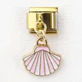 Nahaufnahme eines goldenen Armband-Moduls mit einem rosa-weißen Emaille-Muschelanhänger - Rosa Und Weißes Jakobsmuschel Design (4)