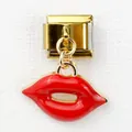 Nahaufnahme eines roten Emaille-Lippenanhängers an einem vergoldeten Armbandglied - Rote Lippen Design (5)