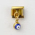 Detailansicht eines goldenen italienischen Anhängers mit blauem bösem Auge Anhänger - Blau-Weiße Perle Böser Blick Stil (4)