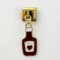 Makroaufnahme eines goldenen italienischen Charms mit rotem Flaschenanhänger und Herz - Rot-Weiße Herzflasche Design (6)