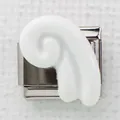 Macro-opname van zilveren Italiaanse bedelschakel met wit spiraalvormig emaille detail - Witte Spiraal (1)