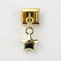 Makro-Detail eines goldfarbenen Edelstahl-Modularmband-Glieds mit Stern-Anhänger - Goldener Fünfzackiger Stern Stil (7)