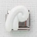 Detailopname van Italiaanse roestvrijstalen bedel met wit emaille P-ontwerp voor armbanden - Witte Abstracte Golf (2)