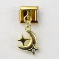 Makroaufnahme der italienischen Charm-Armband mit goldenem Mond und Stern Anhänger - Goldenes Mond- Und Sternendesign (8)
