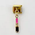Makroaufnahme eines goldenen Italian Charm Moduls mit einem pink-schwarzen Lippenstift - Schwarzer Lippenstift Design (12)