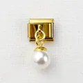 Detailaufnahme eines goldenen Italian Charm-Glieds mit einem weißen Perlenanhänger - Goldene Perlenverzierung Stil (18)