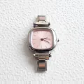 Dettaglio dell'orologio da donna quadrato con quadrante rosa e cinturino a maglie argento - Rosa