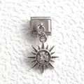 Detailansicht eines italienischen Charms mit Sonnenanhänger und klarem Zirkonia-Stein - Sonnenstrahl Stil