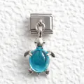 Makroaufnahme eines Meeresschildkröten-Anhängers mit blauem Kristall für Armbänder - Blauer Schildkröten-Stil