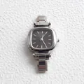 Dettaglio dell'orologio al quarzo rettangolare argento con quadrante minimalista chic - Nero
