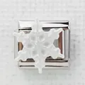 Macro-opname van een Italiaanse armbandbedel met een glinsterende witte sneeuwvlok decoratie - Glitter Semi-transparante Sneeuwvlok (12)