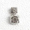 Detailansicht eines silbernen italienischen Charm-Links mit klarem runden Kristallstein - Zirkonia Eingelegtes Quadrat