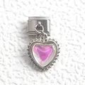 Detail eines italienischen Charm-Links mit schillerndem Herzanhänger und Perlenrand-Design - Irisierendes Herz Stil