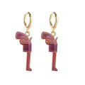 Gros plan de boucles d'oreilles créoles dorées avec pendentifs revolver émaillés - Je1366j / Cuivre et Alliage