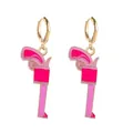 Gros plan détaillé des boucles d'oreilles pistolet en émail rose et métal doré - Je1366i / Cuivre et Alliage