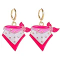 Détail de boucles d'oreilles créoles avec foulard rose, étoiles dorées et émail - Je1366c / Cuivre et Alliage