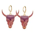 Vue détaillée de pendentifs tête de taureau en émail vintage sur créoles dorées pour femme - Je1366b / Cuivre et Alliage