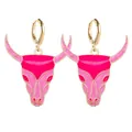 Vue détaillée des boucles d'oreilles tête de taureau western en métal doré et émail rose - Je1366a / Cuivre et Alliage