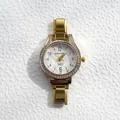 Détail de la montre à quartz dorée avec lunette strassée et cadran rayon de soleil - DOUKOU Cadran Rond à Chiffres Arabes en Strass (5)