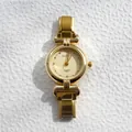 Gros plan d'une montre à quartz dorée avec logo BARTH et index en cristal - BARTH Cadran Doré Décoratif en Strass Rond (8)