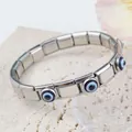 Détail d'un bracelet à breloques italien en acier inoxydable avec perles œil bleu sur pierre - Œil Bleu Argent