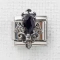 Dettaglio macro del charm modulare italiano in stile gotico con pietra nera sfaccettata - Scudo Vintage con Gemma Nera Argentato (6)