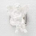 Dettaglio macro di un ciondolo angelo Cupido 3D su una maglia di bracciale in acciaio - Angelo Bianco Perlato (17)