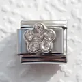 Detailansicht eines Edelstahl-Charm-Links mit funkelndem Blumen-Element aus fünf Kristallen - Weiß/Klar Strass Blume (16)