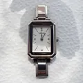 Detailansicht der silbernen rechteckigen Uhr mit Strass-Indizes und Edelstahlarmband - Weiß Quadratisches Zifferblatt Silber