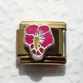 Primer plano de eslabón italiano de acero dorado con diseño de flor rosada - Flor