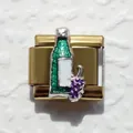 Detalle de eslabón italiano con botella de vino verde brillante y uvas moradas - Vino