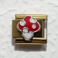 Detalle macro de eslabón de pulsera italiana con diseño de hongo rojo y blanco - Hongo