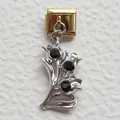 Detail eines italienischen modularen Charms mit goldener Basis und silbernem Blumenanhänger - Schwarzer Strass Blumenstrauß