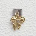 Detail eines italienischen Charm-Links mit goldenem Schleifenanhänger und klarem Strass - Silberne Schleife