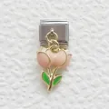 Detail eines rosa Tulpenanhängers aus Emaille an einem modularen Edelstahlarmband - Blume Silber
