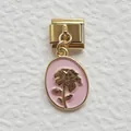 Dettaglio macro dello charm italiano a fiore dorato con smalto rosa per bracciali - Oro Rosa