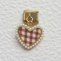 Dettaglio del ciondolo a cuore con motivo vichy rosso e perle per bracciali italiani - Cuore a Quadretti Marroni
