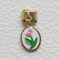 Dettaglio di un charm italiano dorato con fiore in smalto rosa e perla bianca - Tulipano Bianco Oro