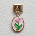Dettaglio charm italiano dorato con smalto rosa, foglie verdi e piccola perla preziosa - Tulipano Rosa Oro