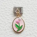 Dettaglio di un link charm italiano con smalto rosa, pendente a cuore e perla in acciaio - Tulipano Rosa Argento