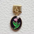 Dettaglio charm italiano con pendente tulipano in smalto nero e inserto in perla - Tulipano Nero Oro