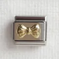 Makroaufnahme von italienischem Edelstahl-Charm mit goldenem 3D-Schleifen-Detail - Zweifarbige Schleife (5)