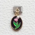 Dettaglio macro dello charm italiano con fiore rosa, perla e base in acciaio dorato - Tulipano Nero Argento