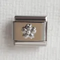 Makroaufnahme eines italienischen Edelstahl-Charms mit Perlenblume für DIY-Armbänder - Perlenblume (6)