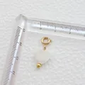 Λήψη macro λευκού μενταγιόν καρδιάς 2,5cm με χρυσό κούμπωμα και μέτρηση με χάρακα - Καρδιά