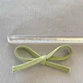 Fiocco in tessuto verde da 8 cm fatto a mano per fermagli e accessori - Stile Verde Erba (1)
