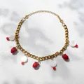 Collana a maglie dorate con ciondoli fragola rossa e pendenti bianchi per un look estivo dolce - Braccialetto al Pomodoro