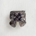 Détail du charm aile de chauve-souris en métal foncé avec perles noires pour bracelet - Nœud 2